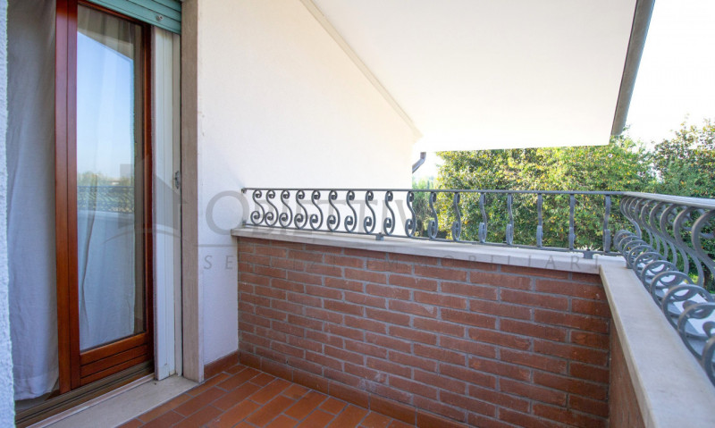 Rif. AT249 - Proponiamo in vendita un luminoso appartamento sito al primo piano di un’elegante vi...