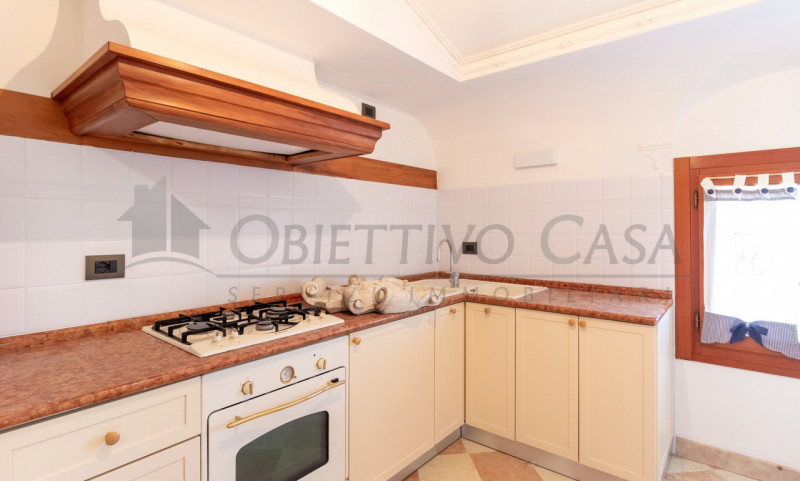 Rif. AT249 - Proponiamo in vendita un luminoso appartamento sito al primo piano di un’elegante vi...