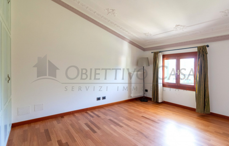 Rif. AT249 - Proponiamo in vendita un luminoso appartamento sito al primo piano di un’elegante vi...