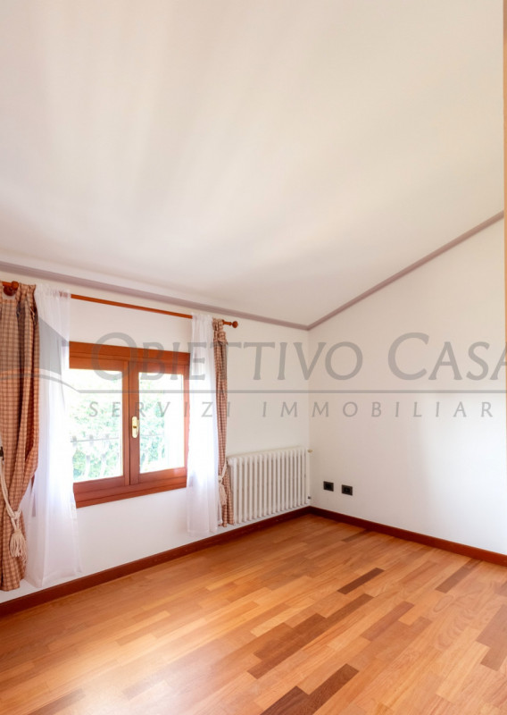 Rif. AT249 - Proponiamo in vendita un luminoso appartamento sito al primo piano di un’elegante vi...