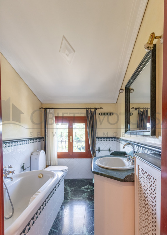 Rif. AT249 - Proponiamo in vendita un luminoso appartamento sito al primo piano di un’elegante vi...