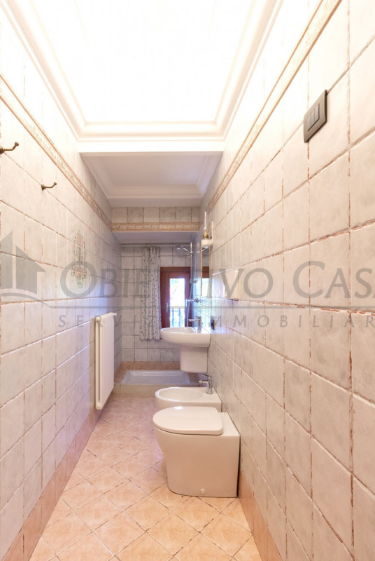 Rif. AT249 - Proponiamo in vendita un luminoso appartamento sito al primo piano di un’elegante vi...