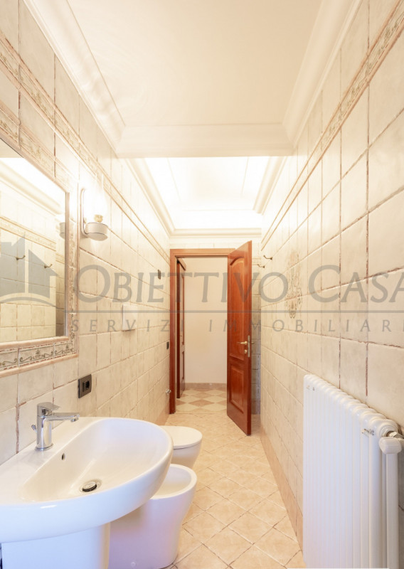 Rif. AT249 - Proponiamo in vendita un luminoso appartamento sito al primo piano di un’elegante vi...