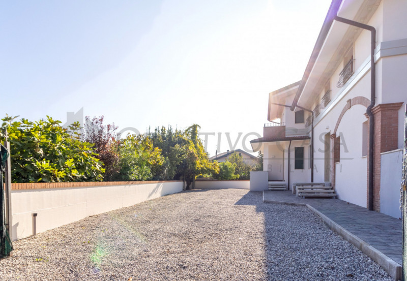 Rif. AT249 - Proponiamo in vendita un luminoso appartamento sito al primo piano di un’elegante vi...