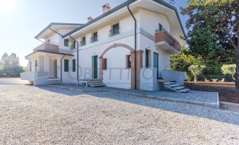 Rif. AT249 - Proponiamo in vendita un luminoso appartamento sito al primo piano di un’elegante vi...