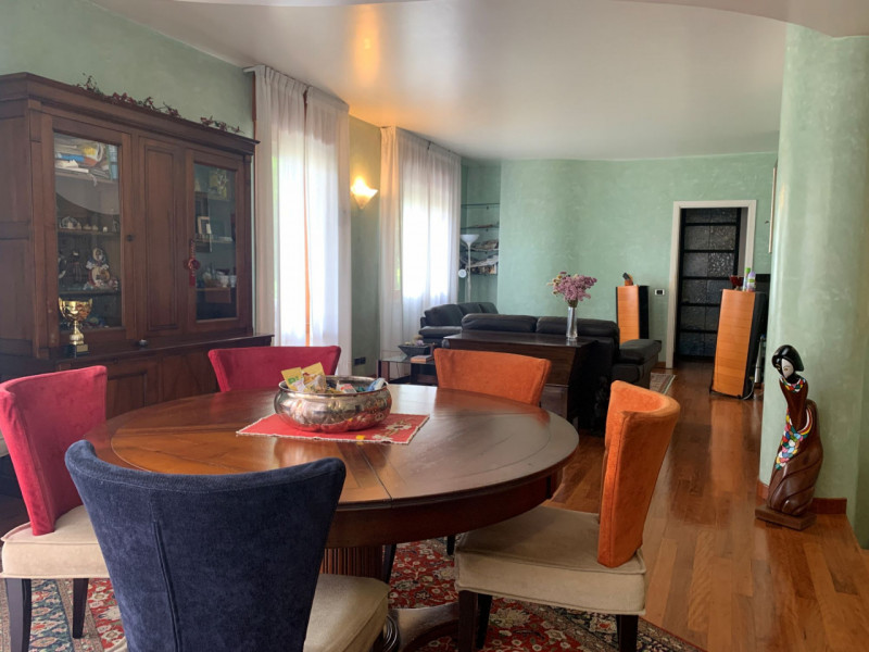 PADOVA ZONA PIO X - Proponiamo in vendita un appartamento di grandi dimensioni in zona residenzia...