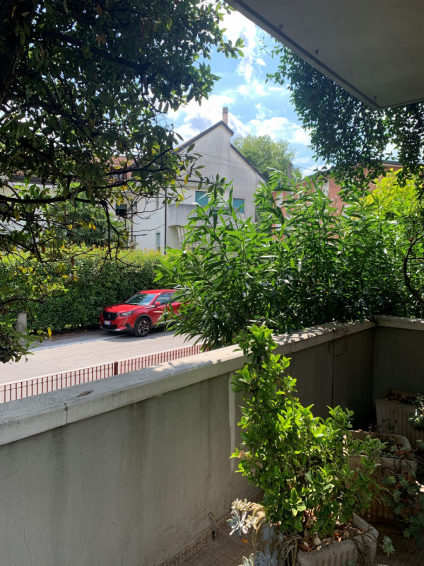 PADOVA ZONA PIO X - Proponiamo in vendita un appartamento di grandi dimensioni in zona residenzia...