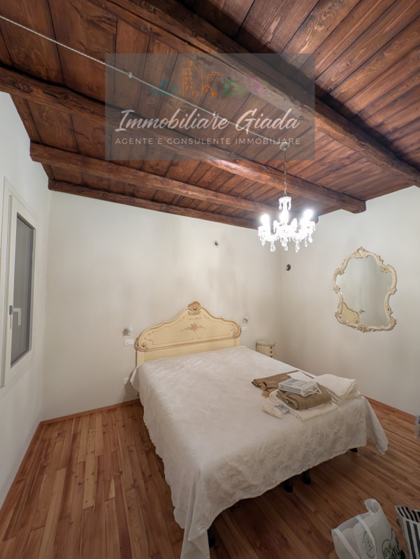 Bellissima casa dei primi del ’900 completamente ristrutturata, disposta su tre livelli e in clas...