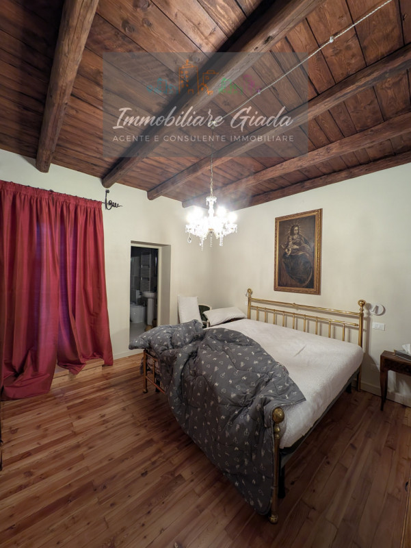 Bellissima casa dei primi del ’900 completamente ristrutturata, disposta su tre livelli e in clas...