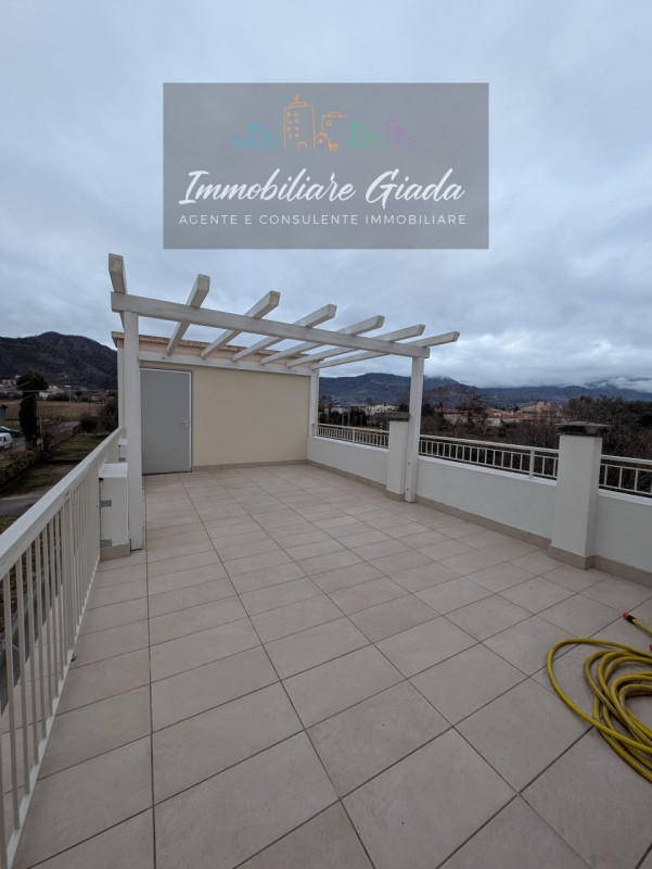 Bellissima casa dei primi del ’900 completamente ristrutturata, disposta su tre livelli e in clas...