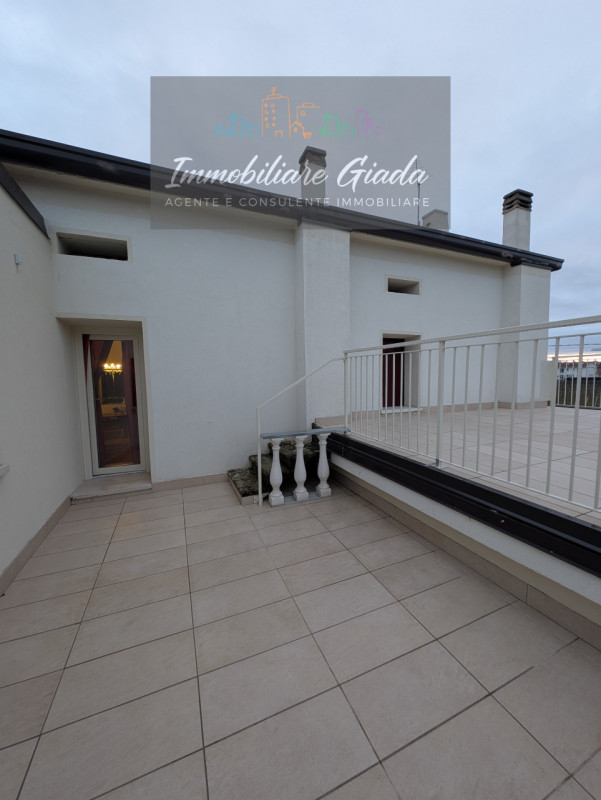 Bellissima casa dei primi del ’900 completamente ristrutturata, disposta su tre livelli e in clas...