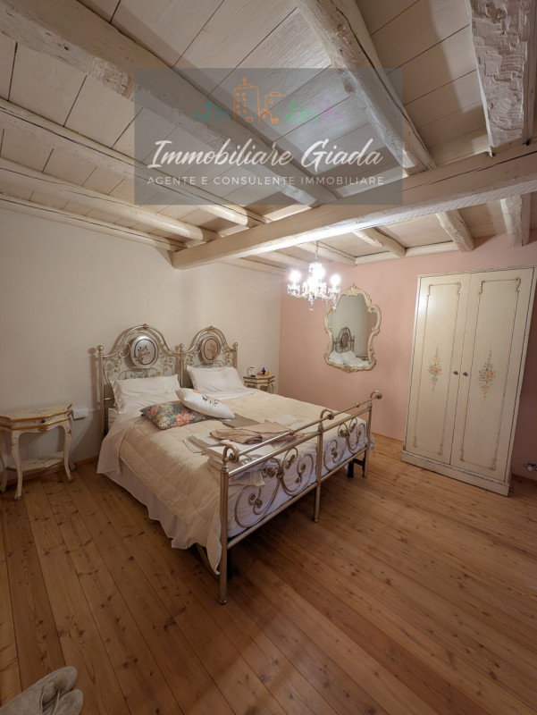 Bellissima casa dei primi del ’900 completamente ristrutturata, disposta su tre livelli e in clas...