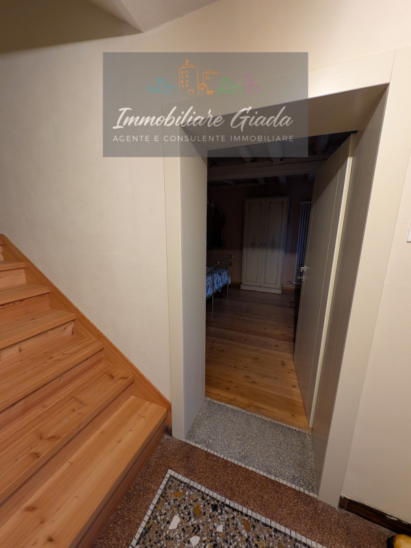 Bellissima casa dei primi del ’900 completamente ristrutturata, disposta su tre livelli e in clas...