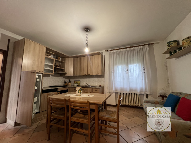 Proponiamo in vendita a Ponso porzione di bifamiliare di ampie metrature.

L'abitazione, sviluppa...