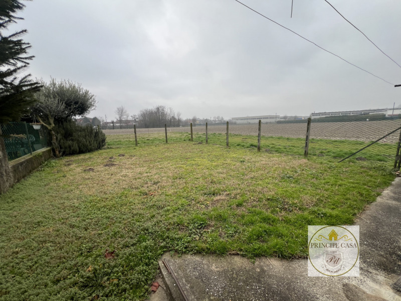 Proponiamo in vendita a Ponso porzione di bifamiliare di ampie metrature.

L'abitazione, sviluppa...