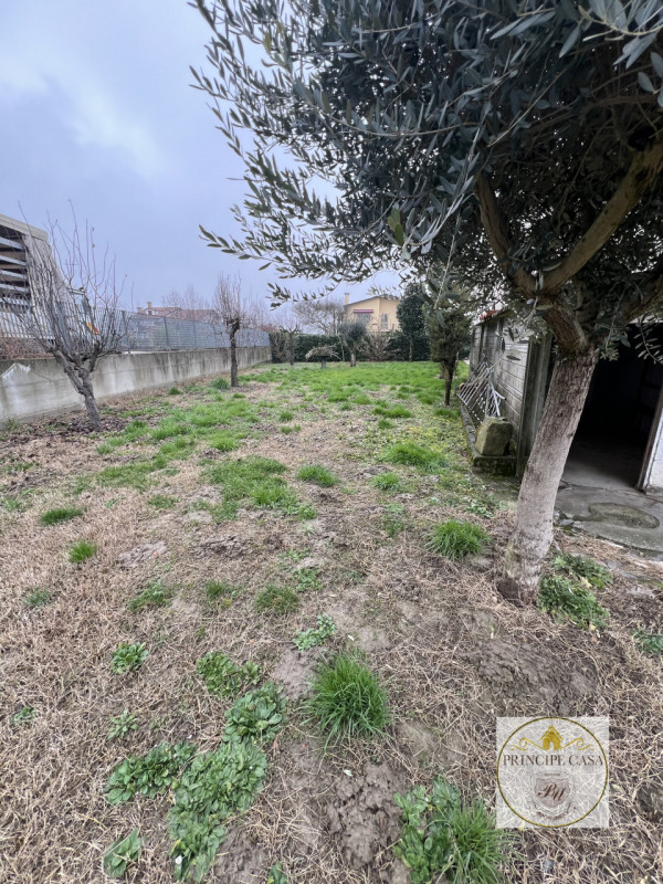 Proponiamo in vendita a Ponso porzione di bifamiliare di ampie metrature.

L'abitazione, sviluppa...