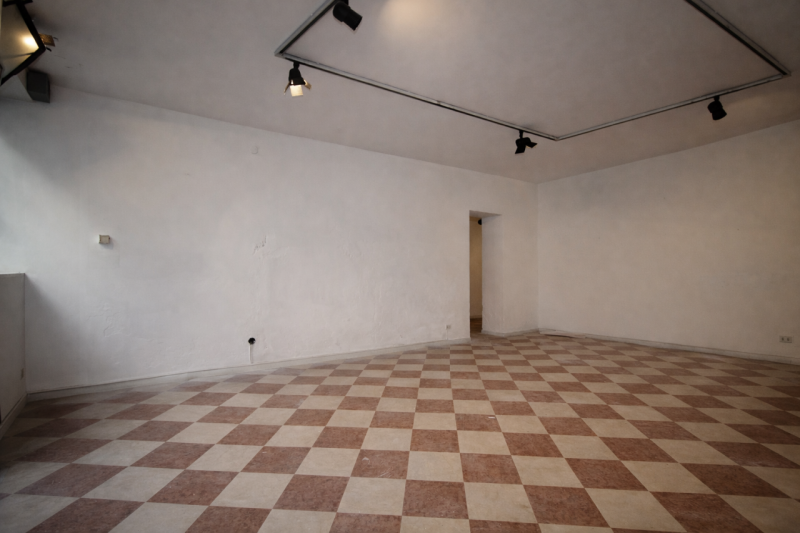 Proponiamo in vendita un ampio e luminoso negozio situato in zona Borgo Santa Lucia, in posizione...