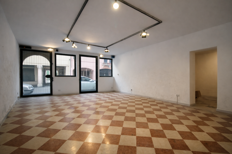 Proponiamo in vendita un ampio e luminoso negozio situato in zona Borgo Santa Lucia, in posizione...