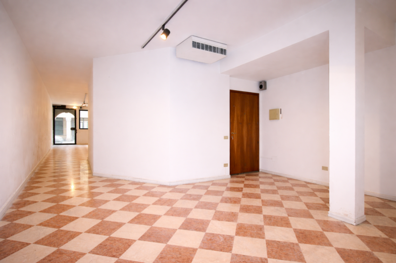 Proponiamo in vendita un ampio e luminoso negozio situato in zona Borgo Santa Lucia, in posizione...