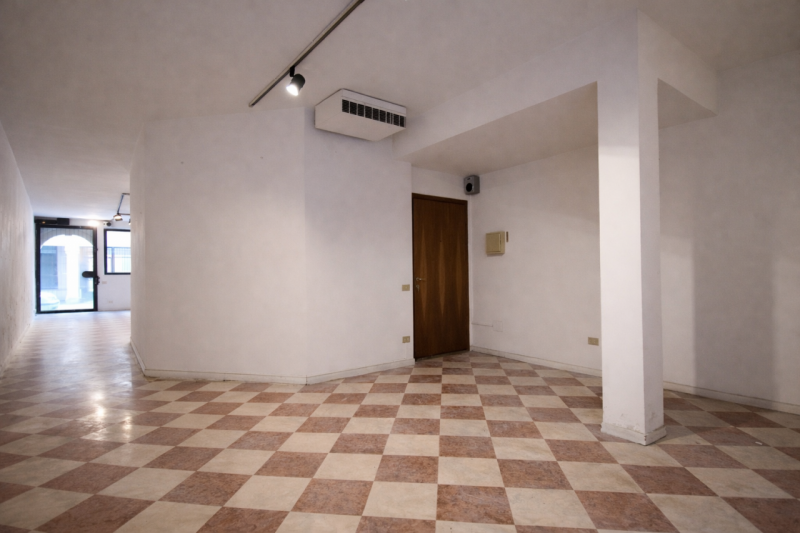 Proponiamo in vendita un ampio e luminoso negozio situato in zona Borgo Santa Lucia, in posizione...