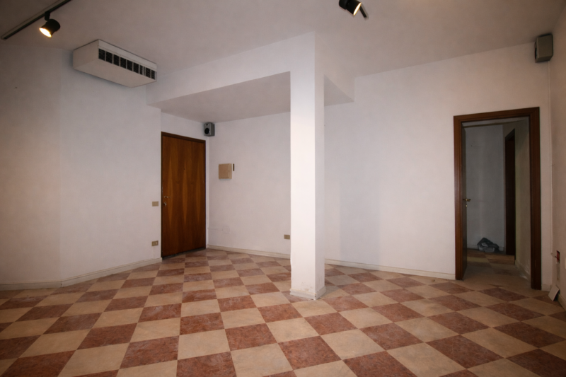 Proponiamo in vendita un ampio e luminoso negozio situato in zona Borgo Santa Lucia, in posizione...