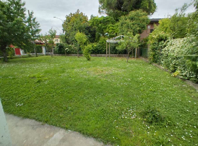 RIF. A.A.207-24

Vendesi all'asta - abitazione unifamiliare su 2 livelli in data 20 marzo 2026

D...