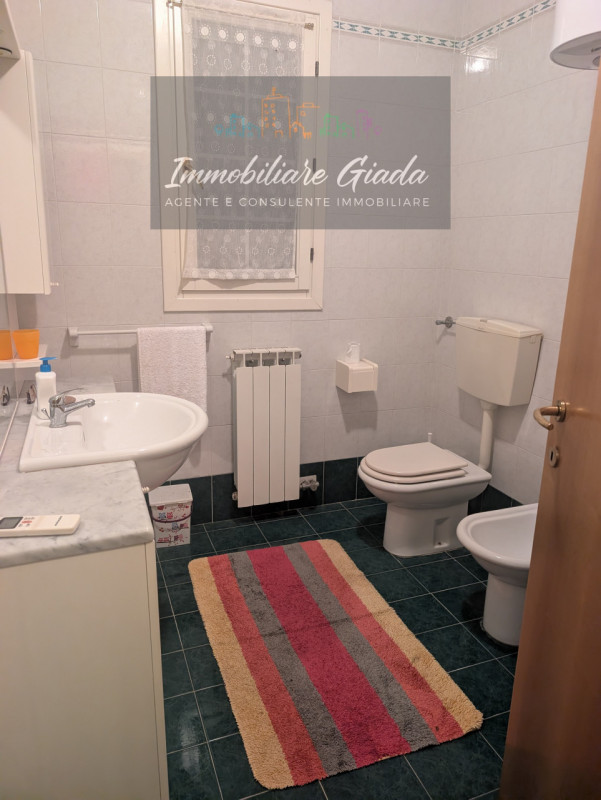 Vendiamo bell appartamento di metà anni ’90 inserito in curato contesto residenziale con piscina ...