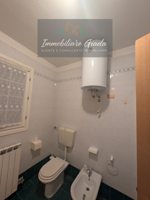 Vendiamo bell appartamento di metà anni ’90 inserito in curato contesto residenziale con piscina ...