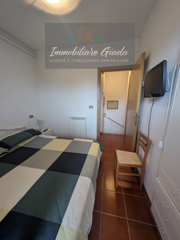 Vendiamo bell appartamento di metà anni ’90 inserito in curato contesto residenziale con piscina ...