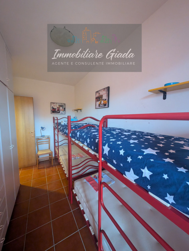 Vendiamo bell appartamento di metà anni ’90 inserito in curato contesto residenziale con piscina ...