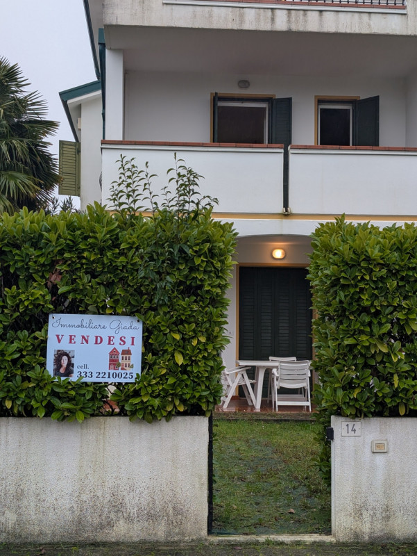 Vendiamo bell appartamento di metà anni ’90 inserito in curato contesto residenziale con piscina ...