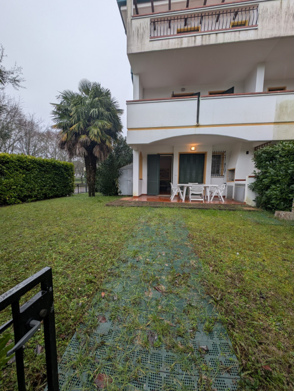 Vendiamo bell appartamento di metà anni ’90 inserito in curato contesto residenziale con piscina ...