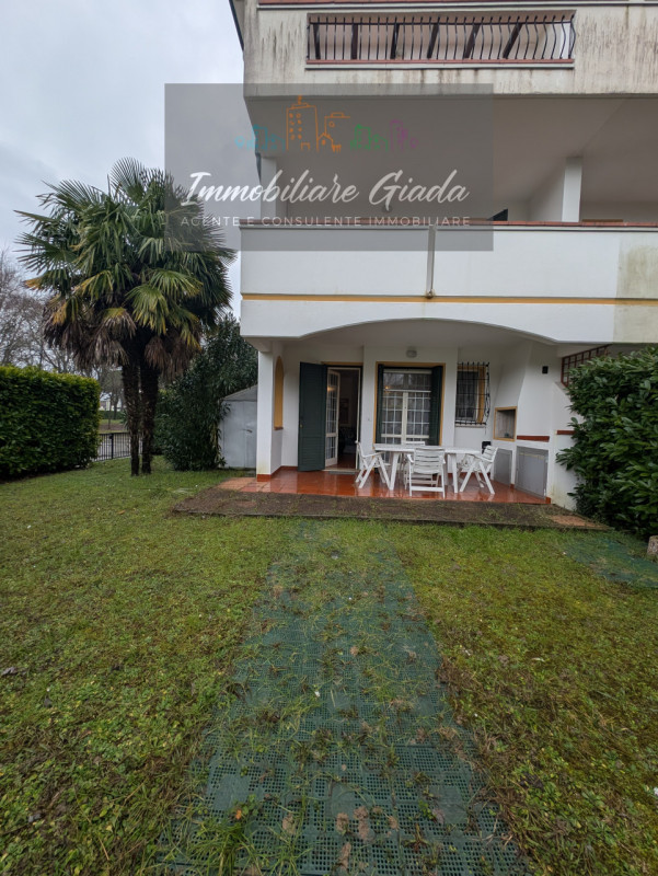 Vendiamo bell appartamento di metà anni ’90 inserito in curato contesto residenziale con piscina ...