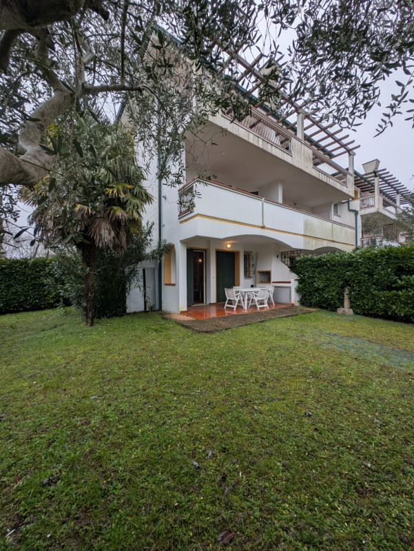 Vendiamo bell appartamento di metà anni ’90 inserito in curato contesto residenziale con piscina ...