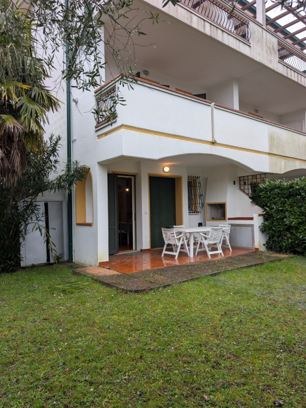 Vendiamo bell appartamento di metà anni ’90 inserito in curato contesto residenziale con piscina ...