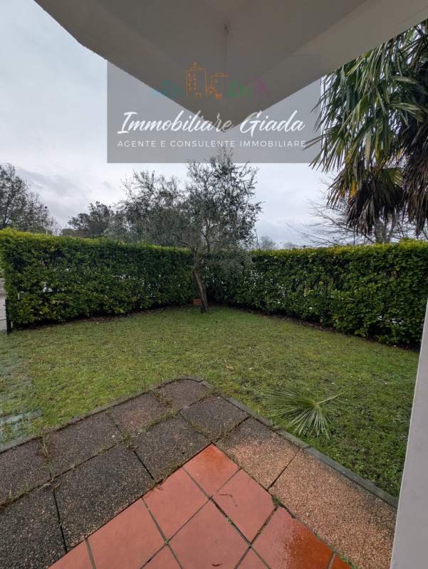 Vendiamo bell appartamento di metà anni ’90 inserito in curato contesto residenziale con piscina ...