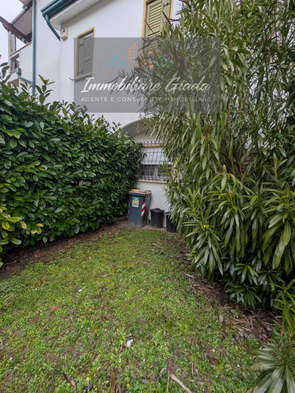 Vendiamo bell appartamento di metà anni ’90 inserito in curato contesto residenziale con piscina ...