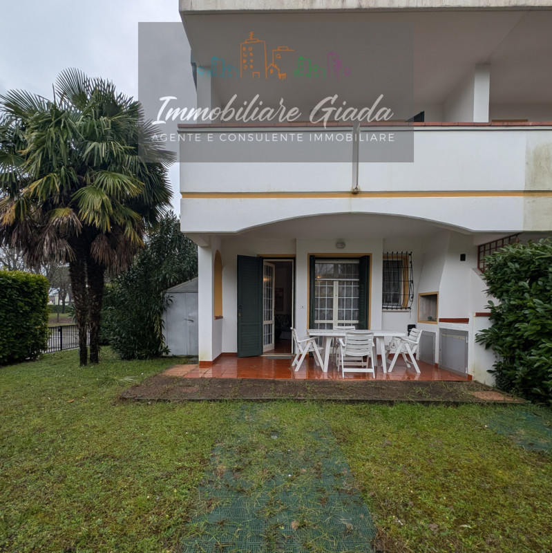 Vendiamo bell appartamento di metà anni ’90 inserito in curato contesto residenziale con piscina ...