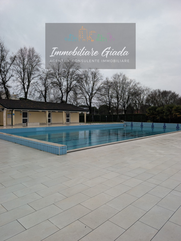 Vendiamo bell appartamento di metà anni ’90 inserito in curato contesto residenziale con piscina ...