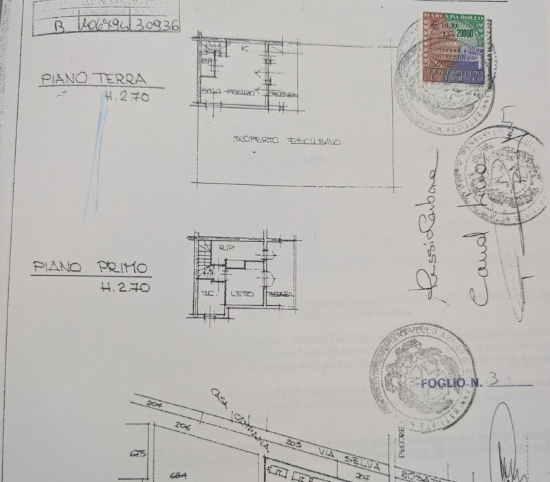 Vendiamo bell appartamento di metà anni ’90 inserito in curato contesto residenziale con piscina ...