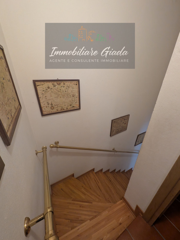 Vendiamo bell appartamento di metà anni ’90 inserito in curato contesto residenziale con piscina ...