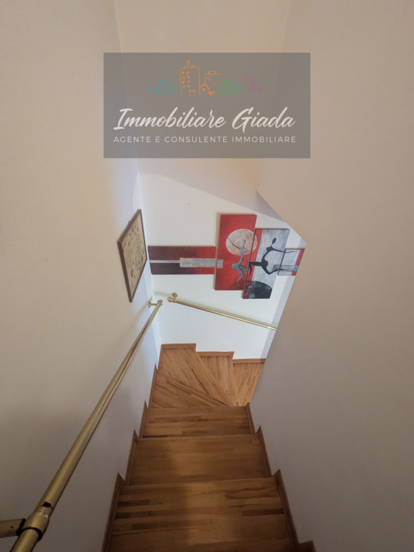 Vendiamo bell appartamento di metà anni ’90 inserito in curato contesto residenziale con piscina ...