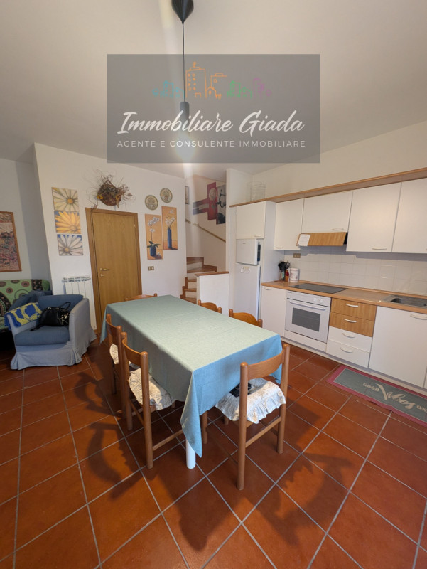 Vendiamo bell appartamento di metà anni ’90 inserito in curato contesto residenziale con piscina ...