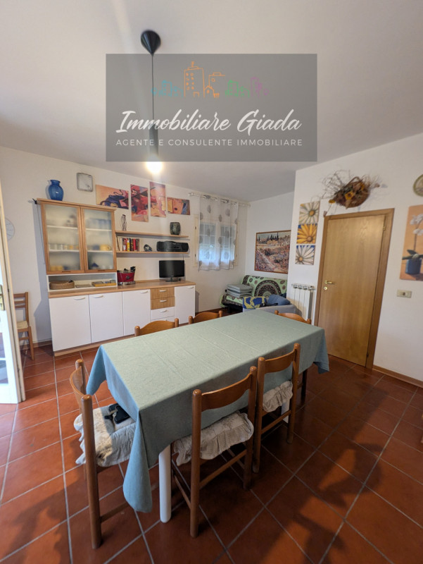 Vendiamo bell appartamento di metà anni ’90 inserito in curato contesto residenziale con piscina ...