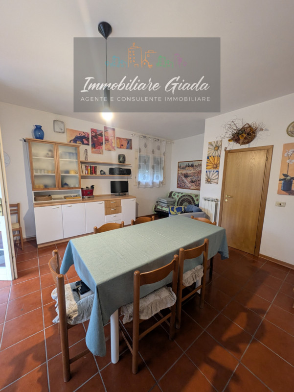 Vendiamo bell appartamento di metà anni ’90 inserito in curato contesto residenziale con piscina ...