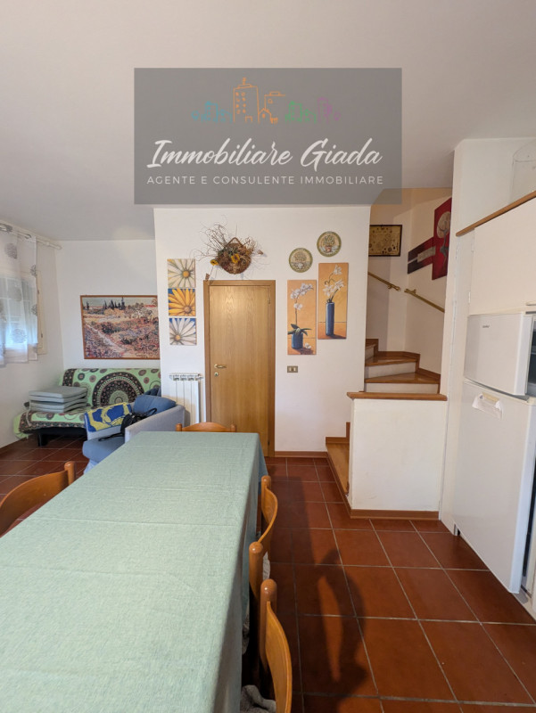 Vendiamo bell appartamento di metà anni ’90 inserito in curato contesto residenziale con piscina ...