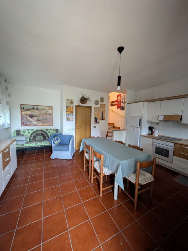 Vendiamo bell appartamento di metà anni ’90 inserito in curato contesto residenziale con piscina ...