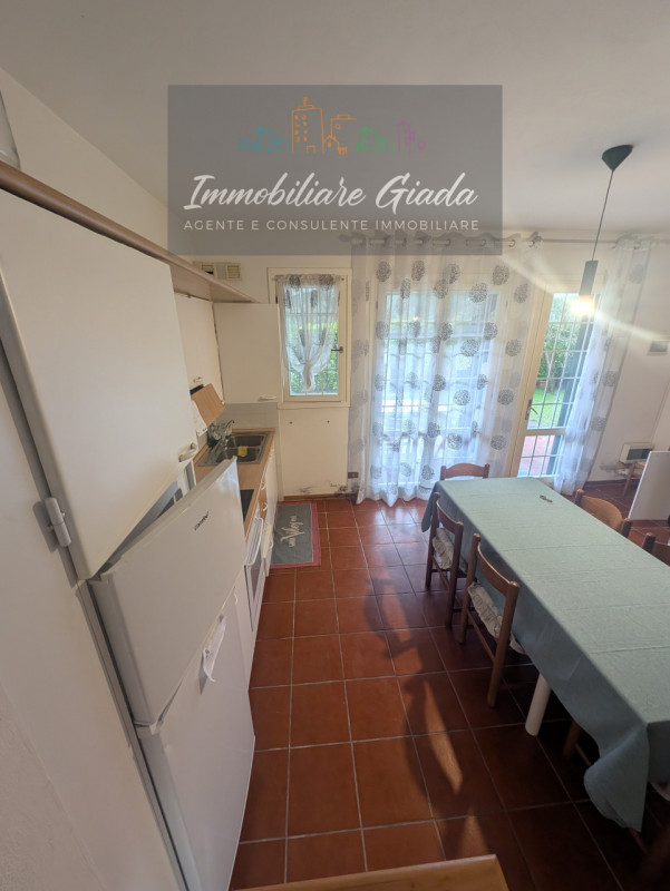 Vendiamo bell appartamento di metà anni ’90 inserito in curato contesto residenziale con piscina ...