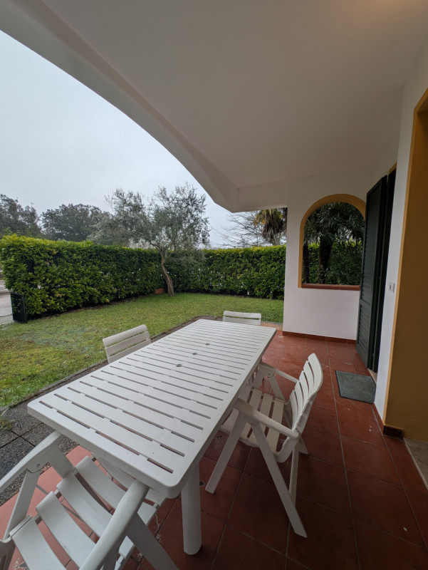 Vendiamo bell appartamento di metà anni ’90 inserito in curato contesto residenziale con piscina ...