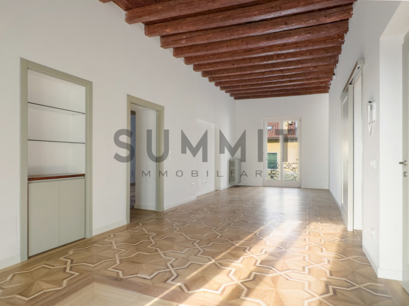 SCHIO - CENTRO: elegante BICAMERE di ampie metrature disposto tutto su un piano in prestigioso pa...